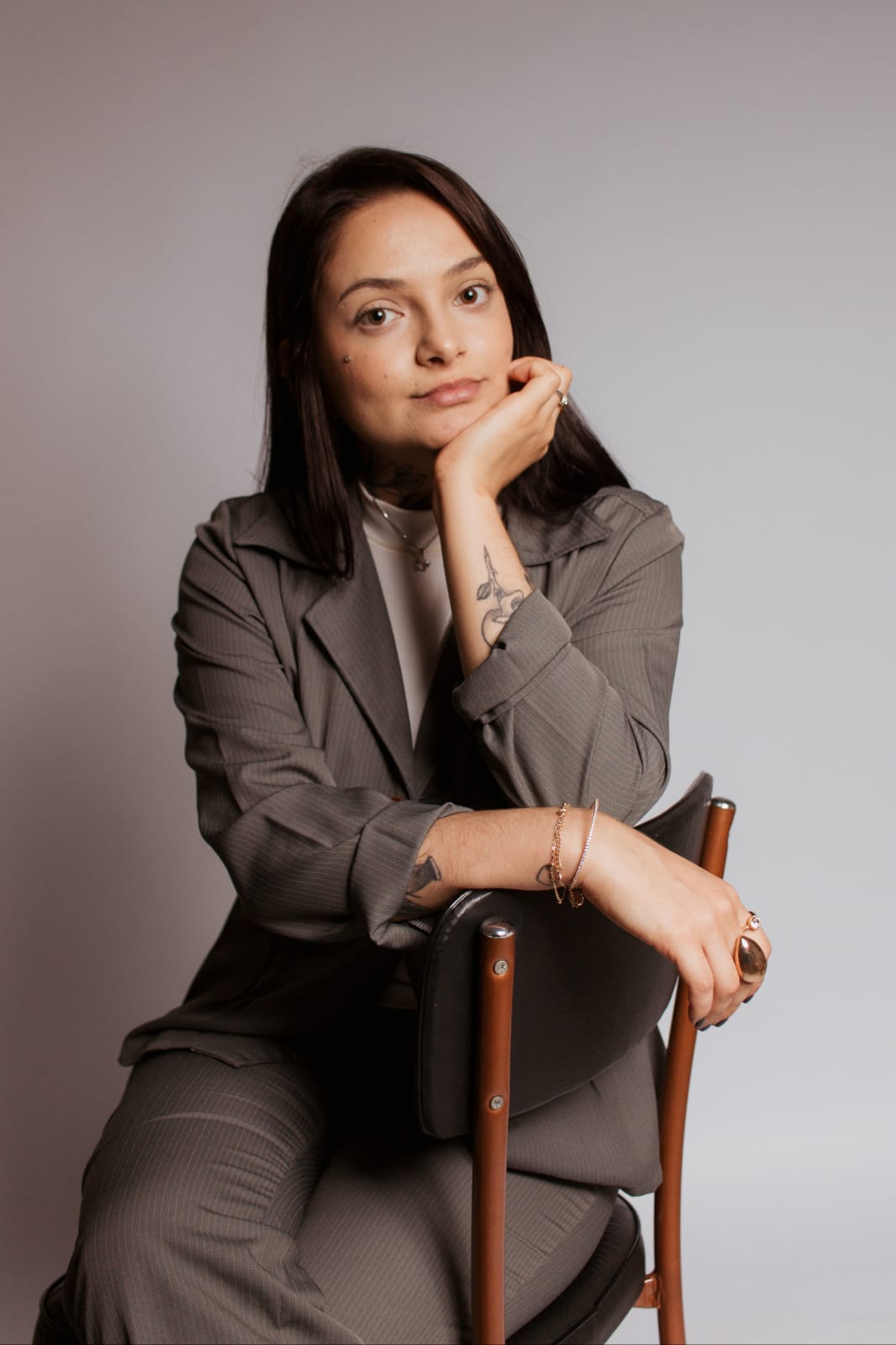 Psicóloga Amanda Dualattka caminhando em ambiente ao ar livre, simbolizando jornada emocional